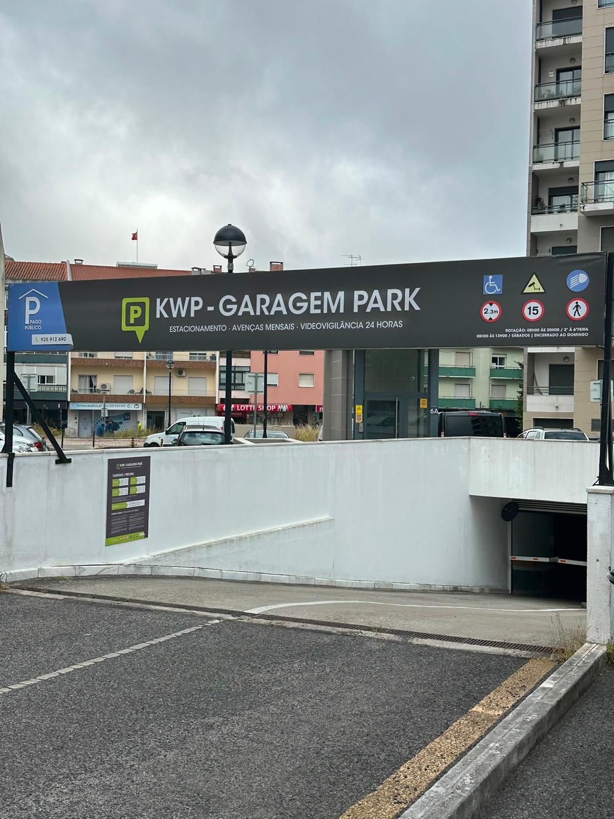 Entrada da KWP Garagem ParK, um parque de estacionamento na Amadora com lugares para carregar carros elétricos