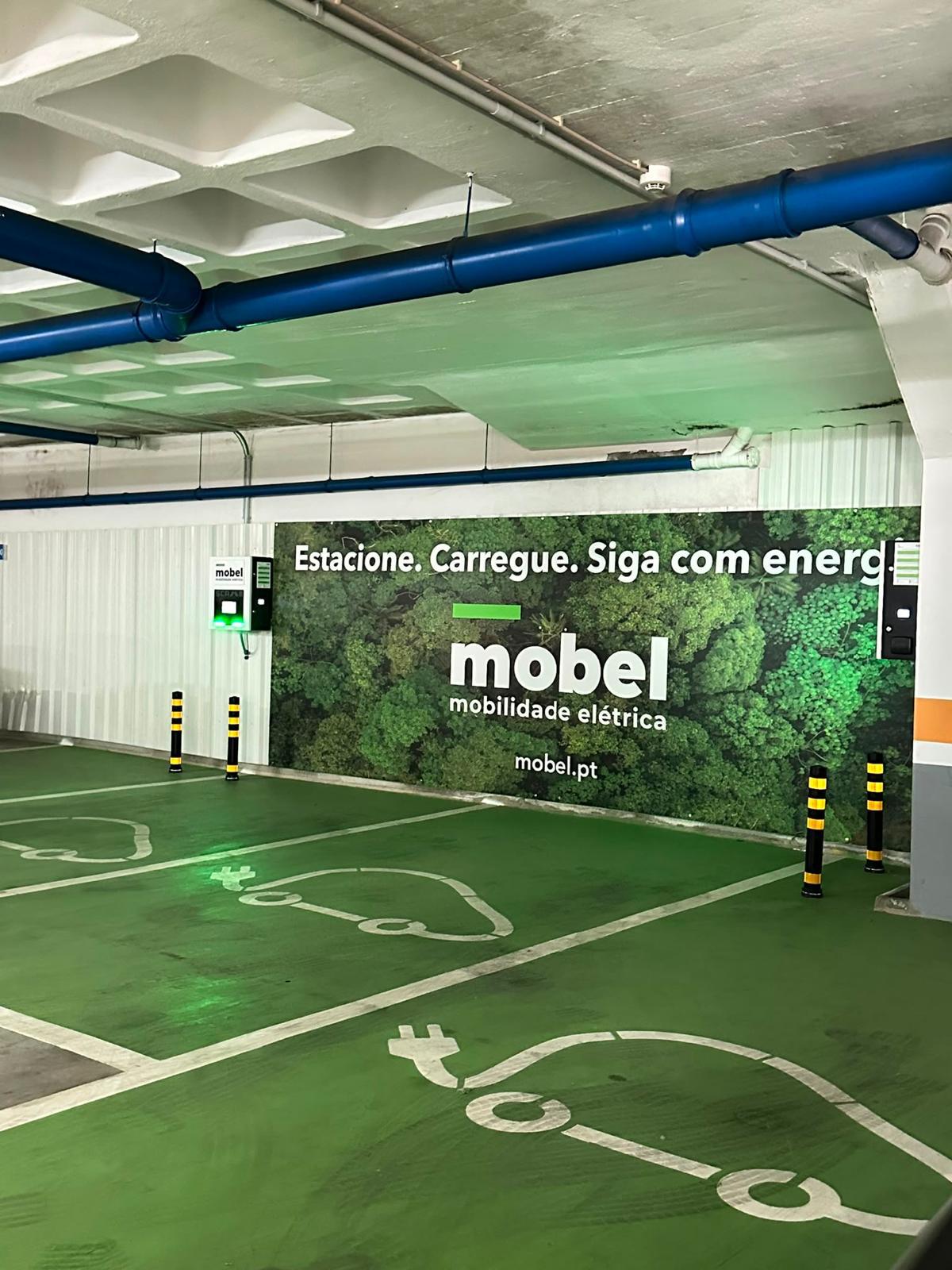 Parque de estacionamento com carregamento elétrico